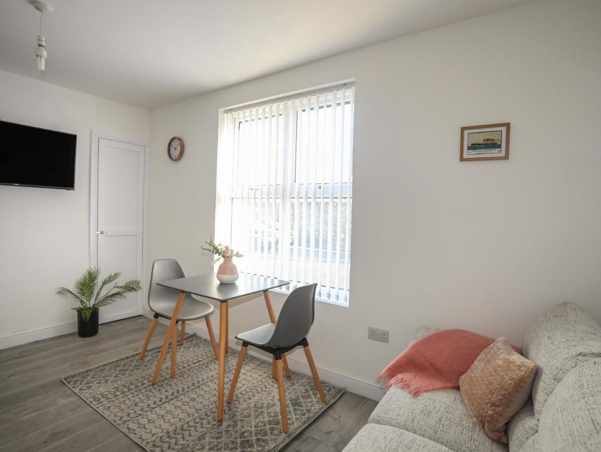 Port Apartment 1 Holyhead Buitenkant foto